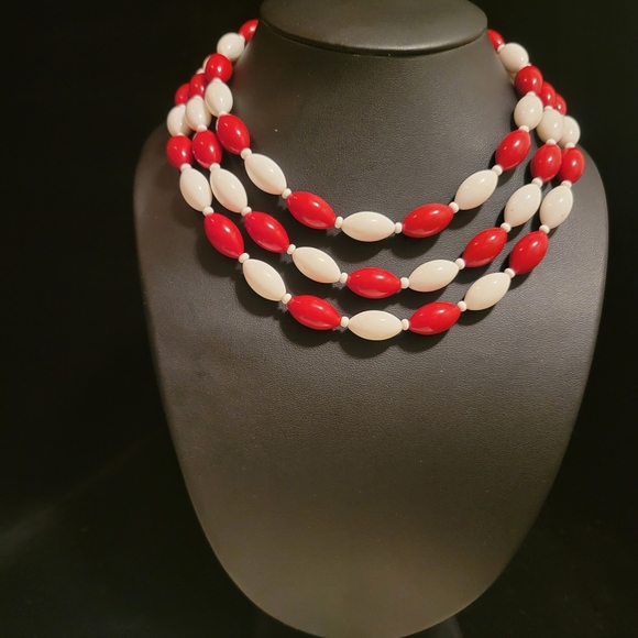 Vintage Red & White Beaded Necklace - Picture 2 of 6